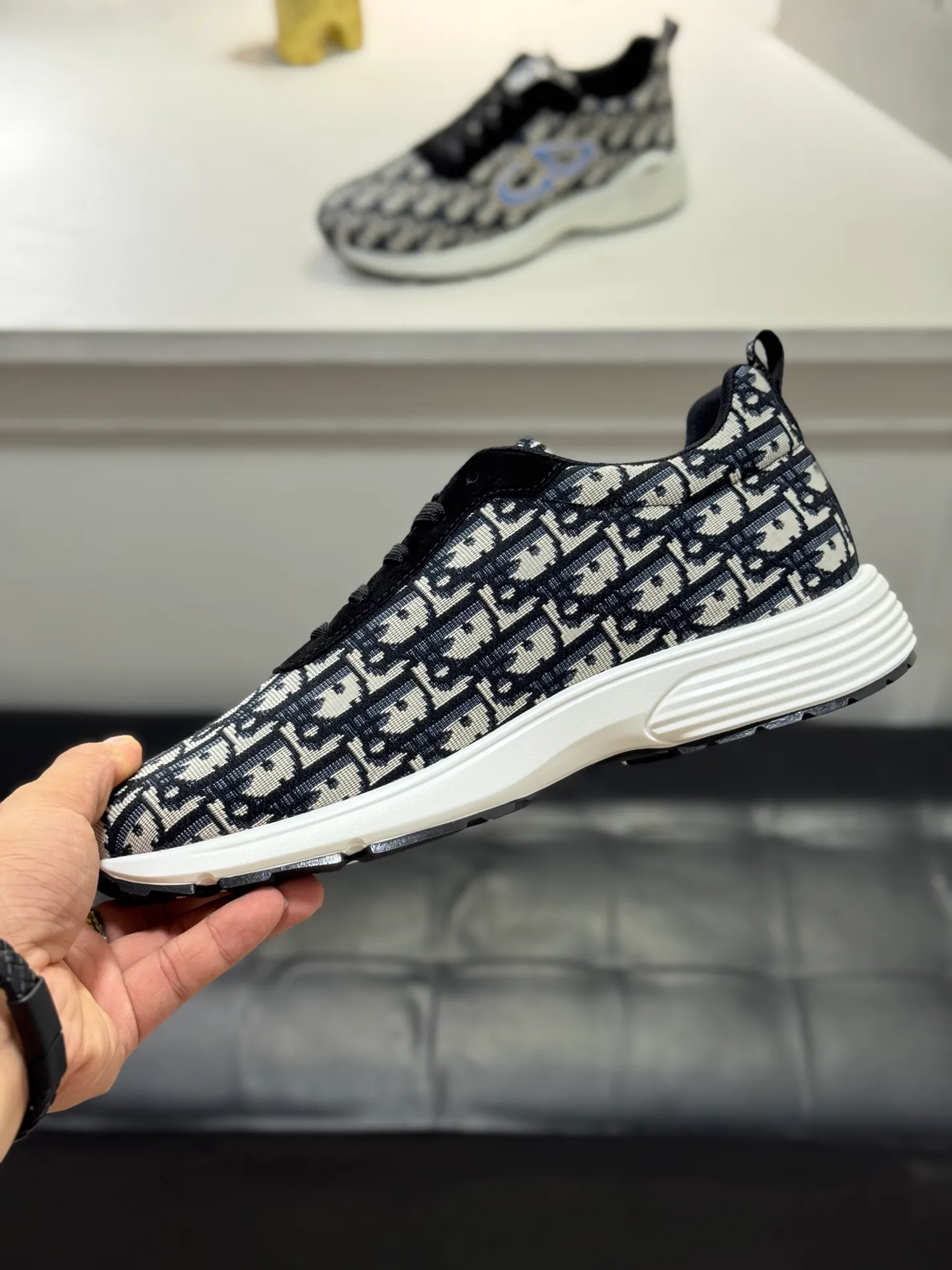 Men's shoes 💰420 [New style] 🏵️🏵️Original quality! Dior🔥Christan Dior (Dior) hot style [new style]⚠⚠️Top purchasing agent🔍🔍Men's HK counters are on sale simultaneously. Sole: The original sole is specially provided by the original factory. The exclusive movable molded sole is super comfortable. The original factory follows the order. 🔍🔍The high-quality multi-color splicing design is exquisite and unique, with canvas upper and mesh lining💪Details determine the quality. We only make shoes with care. You can go in and out of the counter at will. Welcome to compare🇮🇹Size: 38-44 (45 customized)